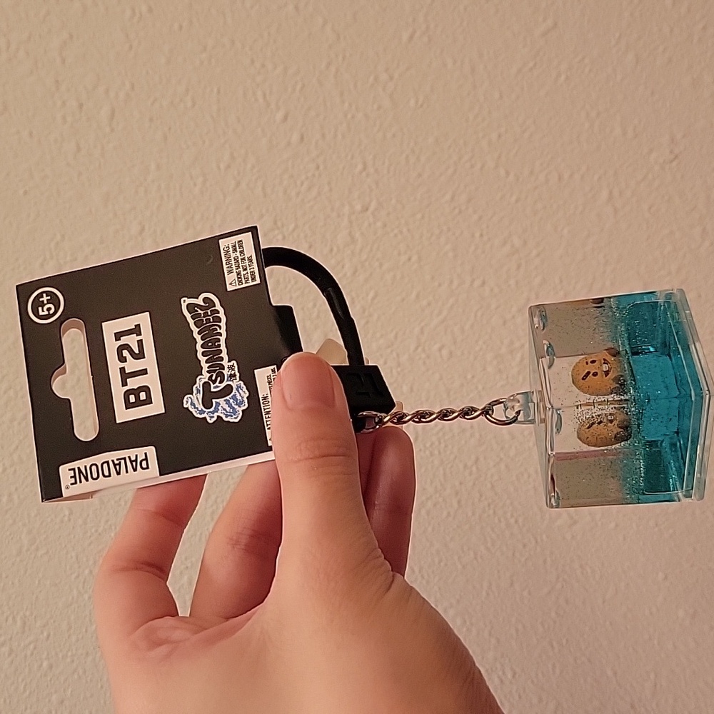 BT21 Shooky Keychain - Picture 2 of 4